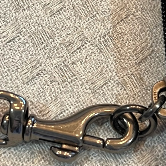 Coach Poppy navy blue quilted lustrous patent leather wristlet NWOT no hang tag - Picture 13 of 13